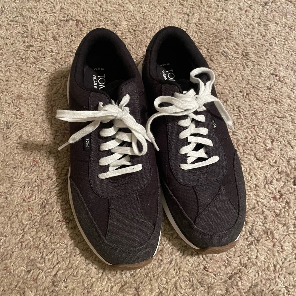 NEW Women’s TOMS Black and white Wynton Joggers